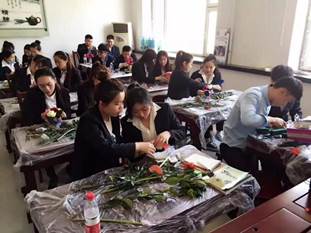 说明: 插花课 说明: 插花课