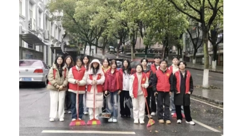 春风暖校园 志愿显担当——电气与信息工程学院开展校园公共区域志愿清扫活动